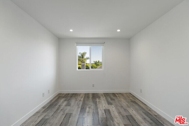 Building Photo - 5645 Willowcrest Ave