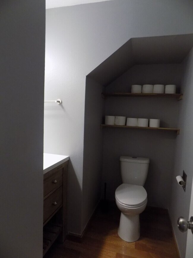 Building Photo - Spacious Three Bedroom, One & half Bathroo...
