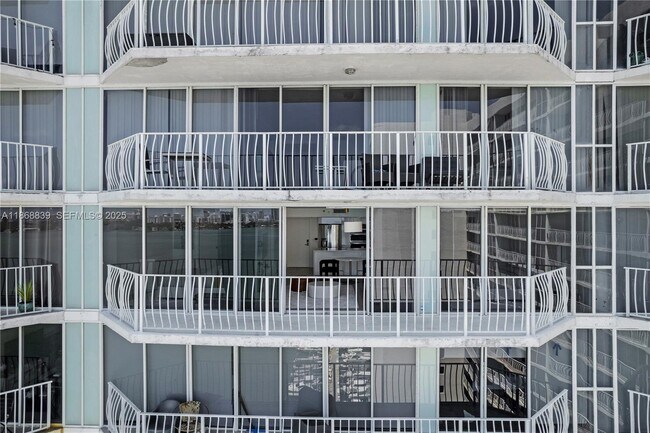 Building Photo - 7601 E Treasure Dr