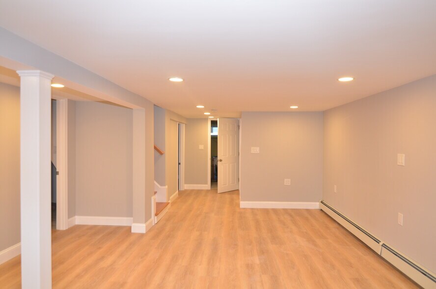 Building Photo - 10 Carson Rd