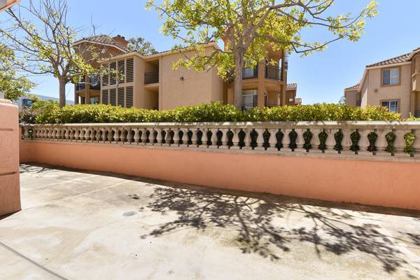 Building Photo - 640 Camino De La Reina
