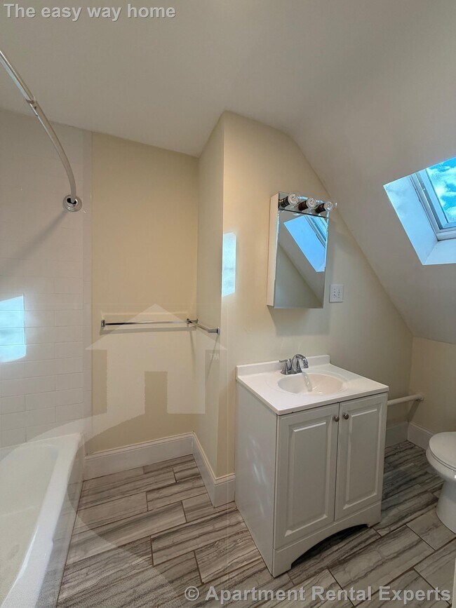 Building Photo - 102 Sycamore St