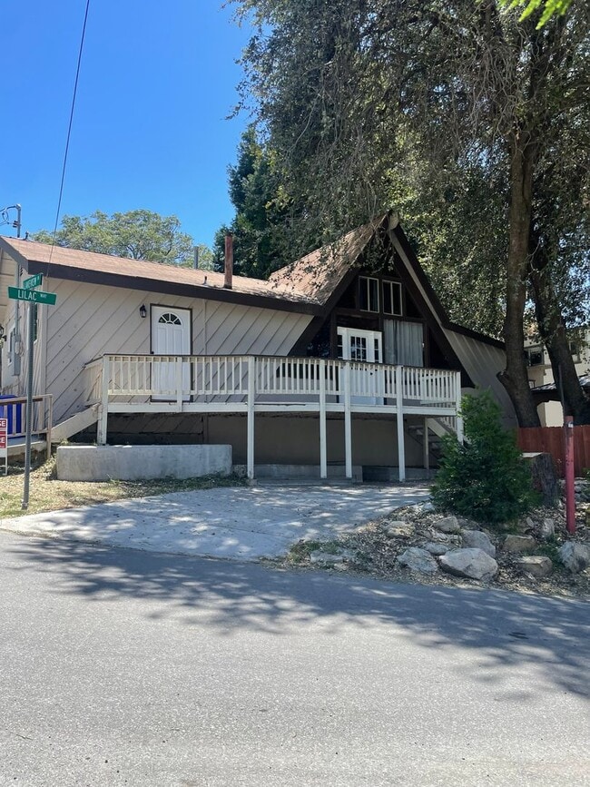 Building Photo - Minutes from Lake Arrowhead!