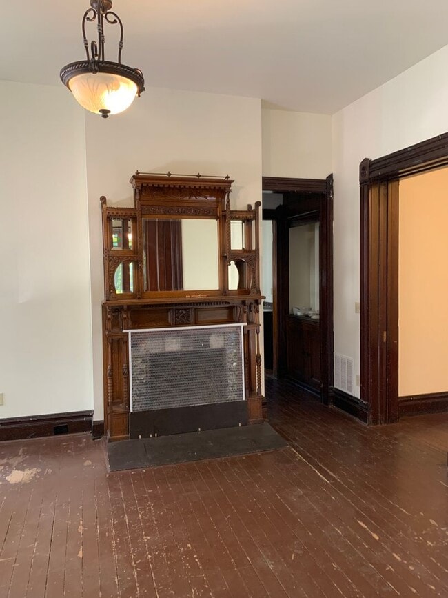 Building Photo - Spacious Victorian Home
