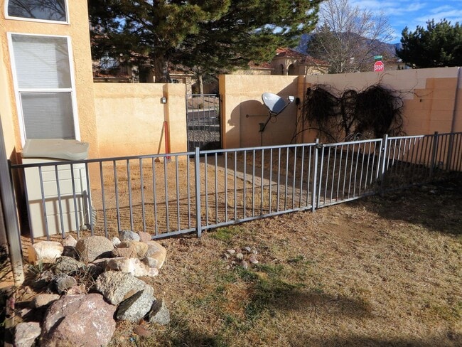 Building Photo - Beautiful 3 bedroom 2 bathroom home.