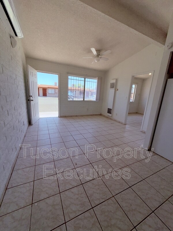 Building Photo - 5752 S Park Ave