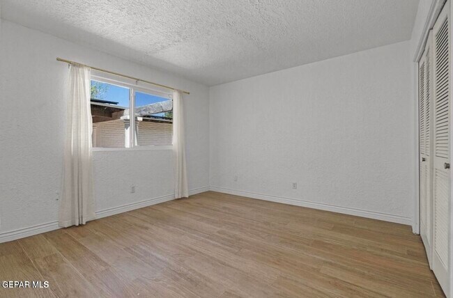 Building Photo - 5233 White Oak Dr