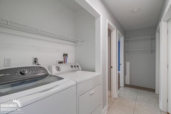 Building Photo - Scenic 4Bdm 2Ba Oasis with Panoramic Views...