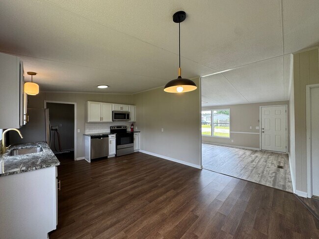 Building Photo - Beautifully Updated 3 Bed 2 Bath Home with...