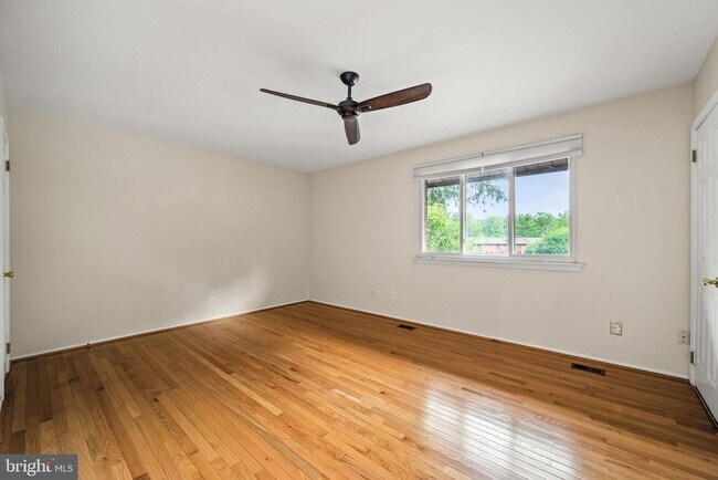 Building Photo - 404 Worthington Dr