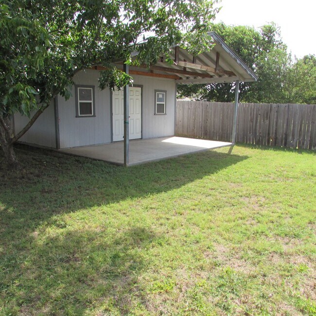 Building Photo - 2201 Ledgestone Dr