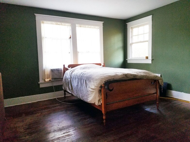 Bedroom 2 - 682 N Barksdale St