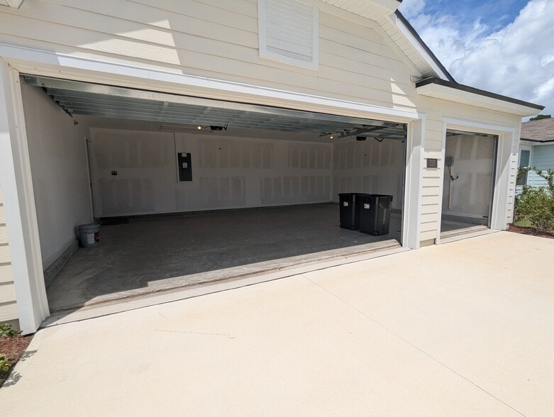 Building Photo - 137 Encanto Way