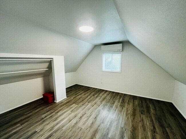 Building Photo - Newly Remodeled Apartment in the Center of...