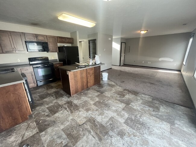 Building Photo - Newer 3-Bed Townhome in NW Columbus, attached double car garage and private back yard!