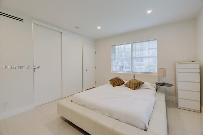 Building Photo - 1125 99th St