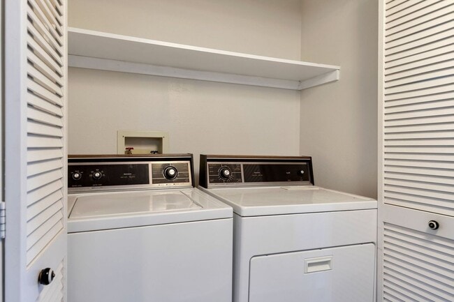 Building Photo - 1BR Condo • Fireplace • Balcony in Aurora