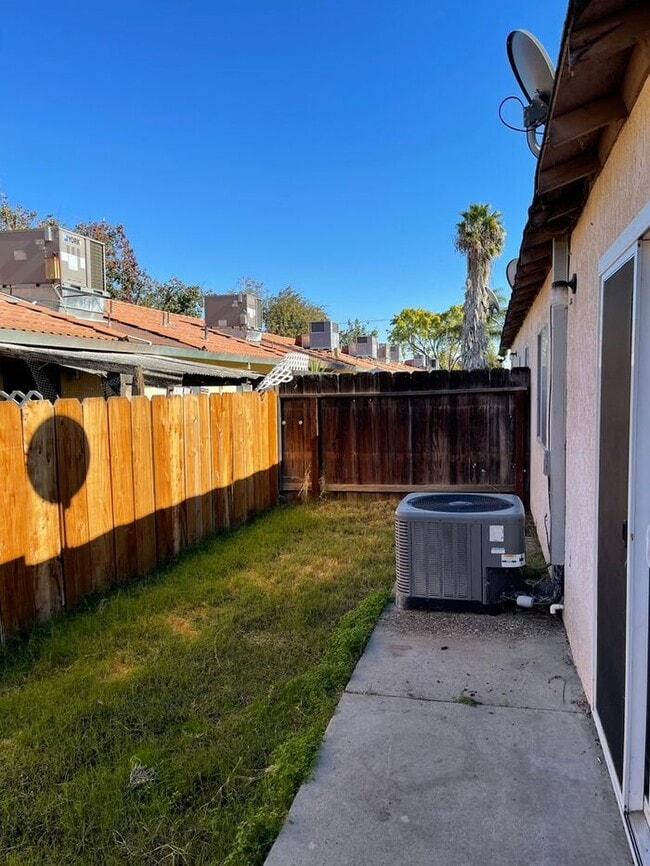 Building Photo - Turlock 2 Bedroom 2 Bath with Garage Triplex