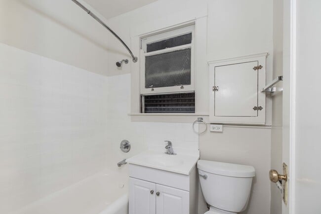 Building Photo - UPDATED PRICING! Parking! 2BR. Private Patio!  DISHWASHER! On-Site LAUNDRY! HARDWOOD!