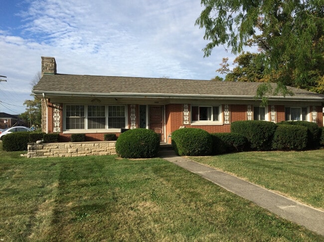 Building Photo - 1420 W University Ave