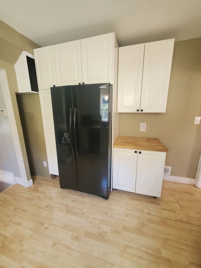 Building Photo - Classic 4 Bedroom Tudor in Desirable Maple...