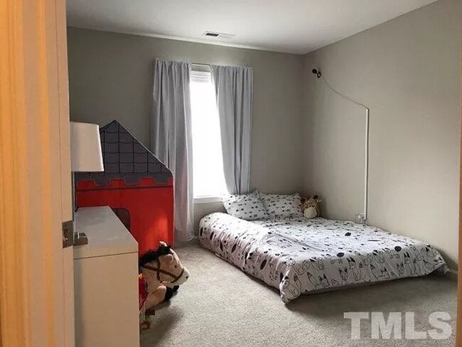Building Photo - 3-Bedroom Townhome Available Eary July!