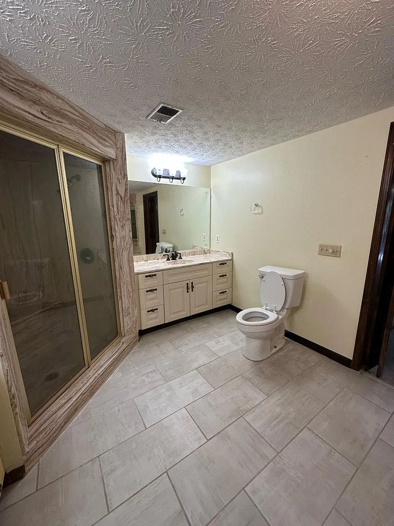 Building Photo - 194 Millbrook Farm Rd