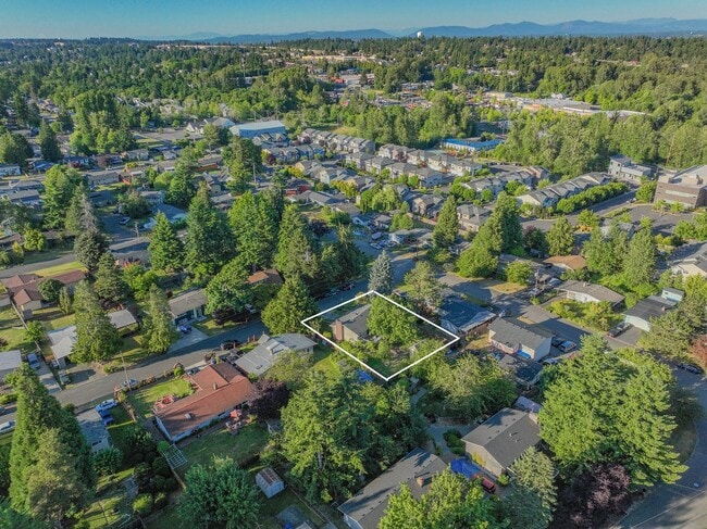 Building Photo - Bright Cozy Home w/ Deck & Yard Near Des M...