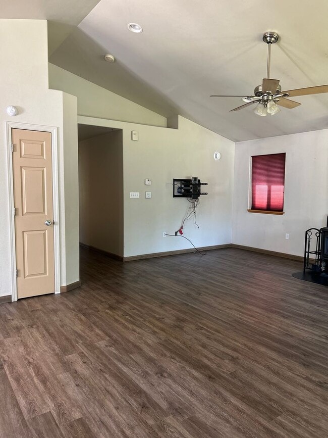 Building Photo - Century 21 Gold Rush - 3 bed, 2 bath (North Pole)