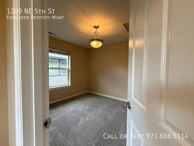 Building Photo - 1209 NE 5th St