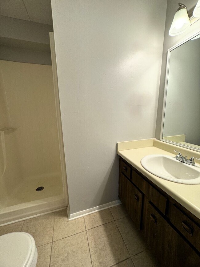 Building Photo - Move In Special!! 1/2 Off First Month's Rent!!