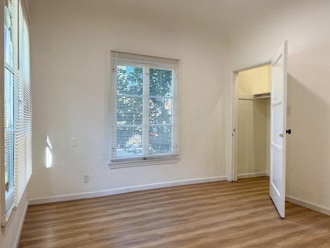 Building Photo - 810 E Chevy Chase Dr