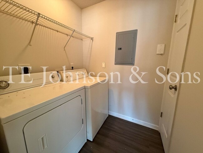 Building Photo - Lovely 2 Bedroom Condo Off Hwy 150