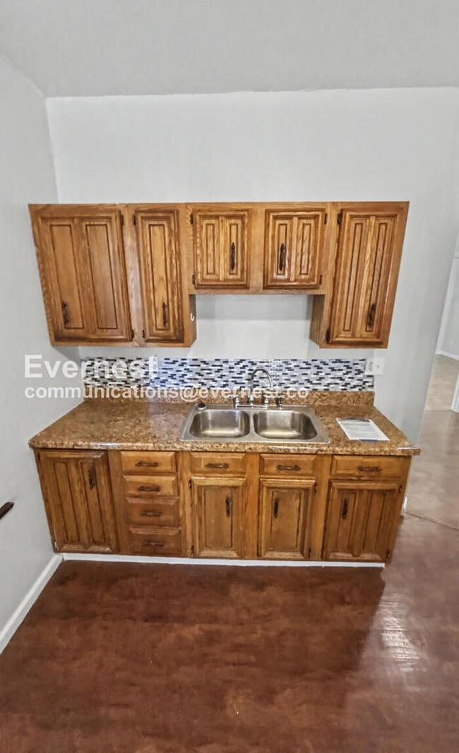 Building Photo - 3 Bed, 1 Bath Home with Fenced Yard / Available Soon!