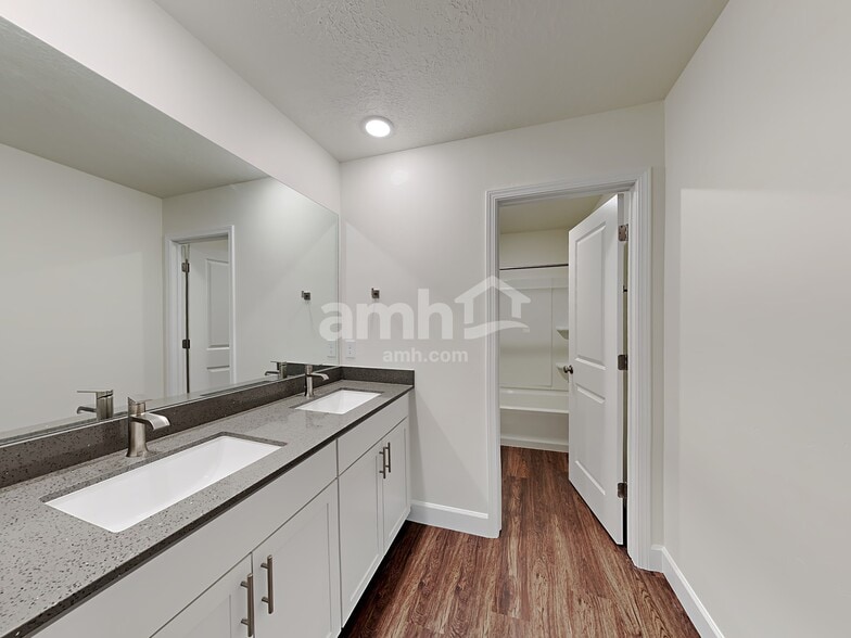 Building Photo - 1187 N Golden Spoke Dr