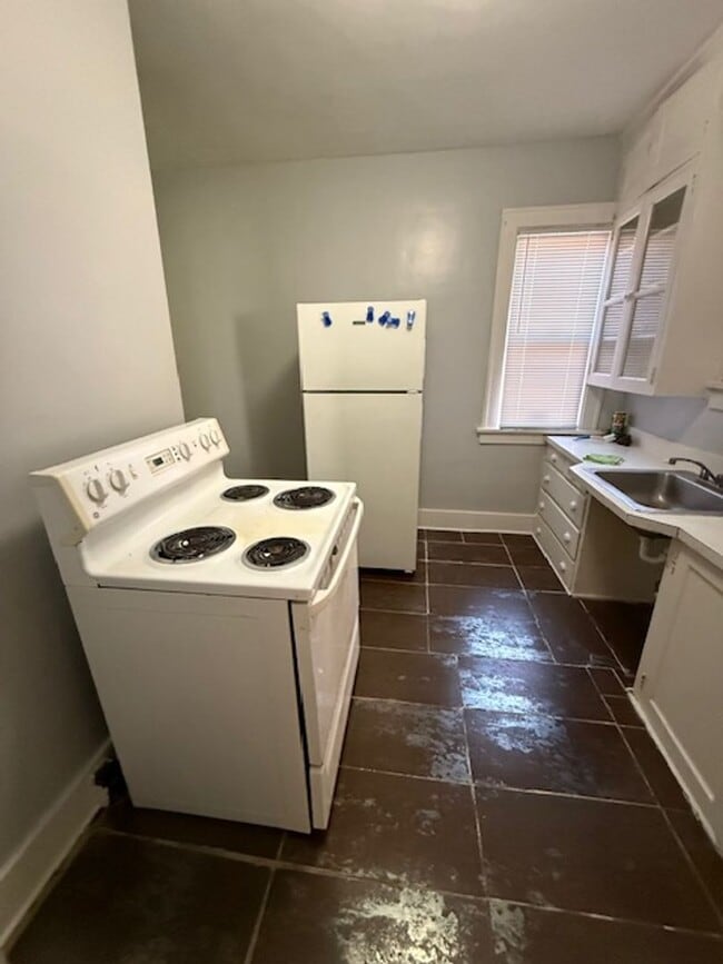Building Photo - Cozy 1 Bedroom!!