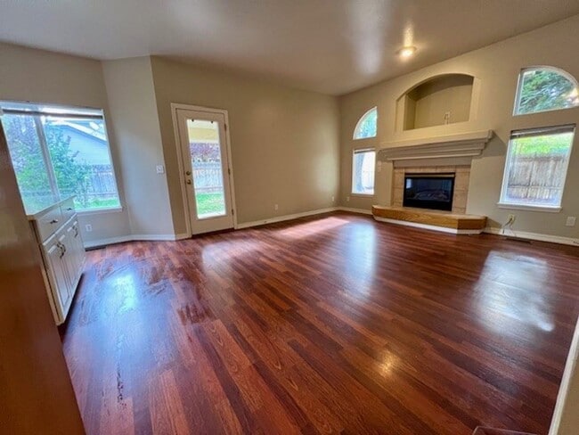 Building Photo - Beautiful 5bd 3ba home on corner lot, Edge...