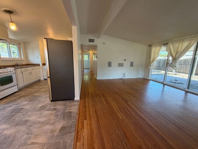 Building Photo - Adorable 3 bedroom 2 bath bungalow in Rosemont