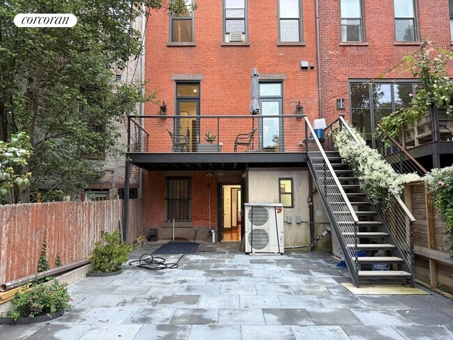 Building Photo - 152 6th Ave
