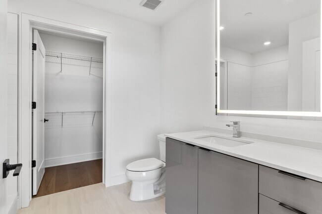 Building Photo - Studio Apartment in West Midtown!