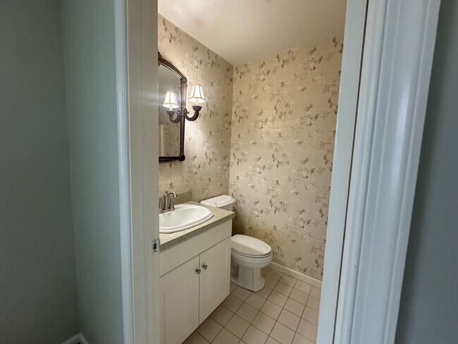 Building Photo - Beautiful 2-bedroom, 2-bath Condo just one block to the beach