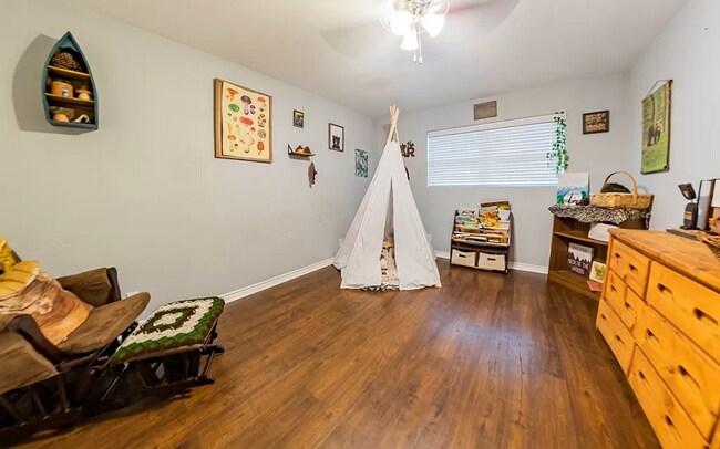 Building Photo - 320 Meadow Dr
