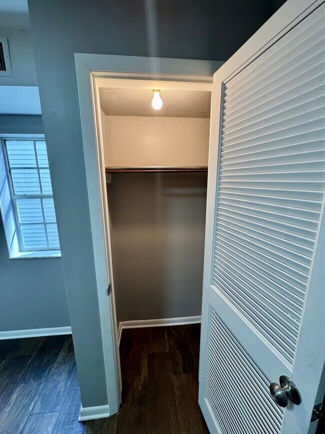 Building Photo - 542 5th Ave