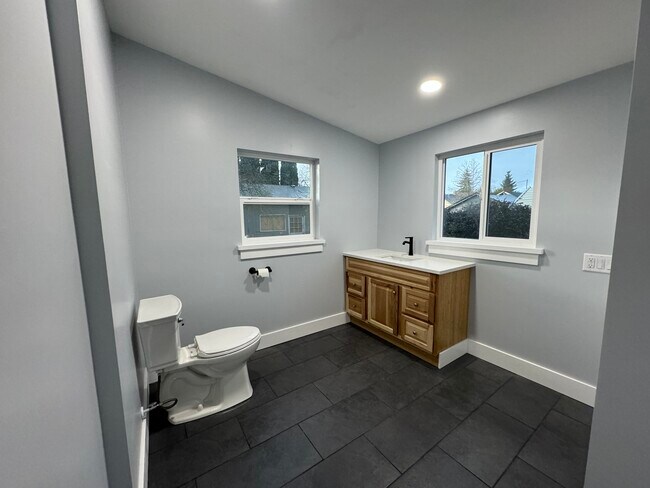 Building Photo - 611 Tangent St