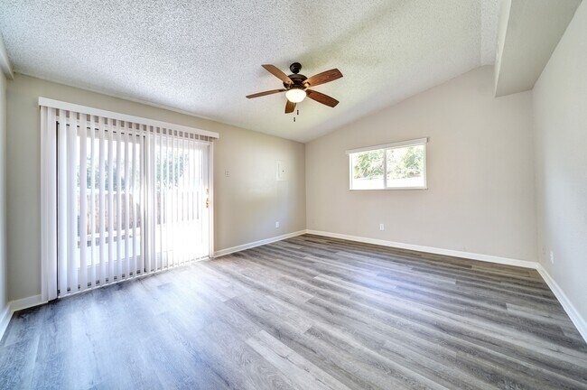 Building Photo - 318 Maplewood Dr
