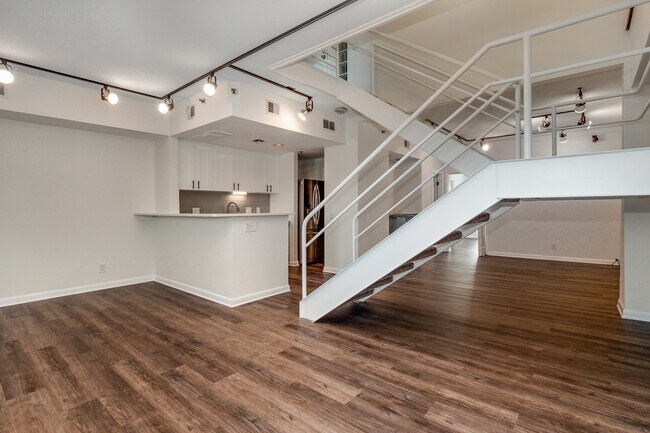 Building Photo - 587 Virginia Ave NE