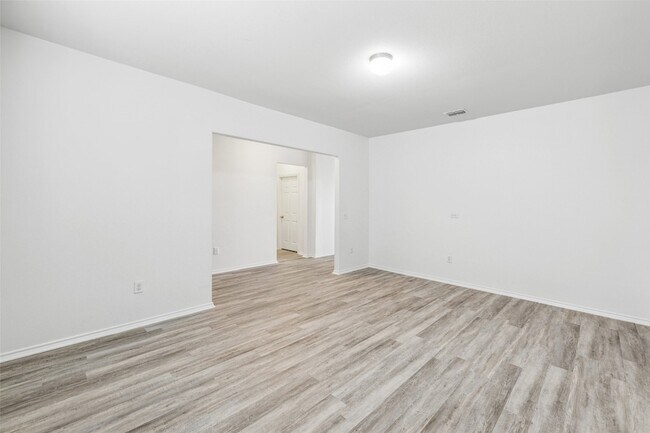 Building Photo - 1641 Vernon Dr