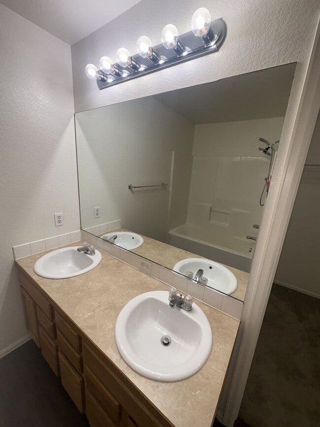 Building Photo - Spacious 5 Bedroom, 3 Bath Ranch Home with 2-Car Garage