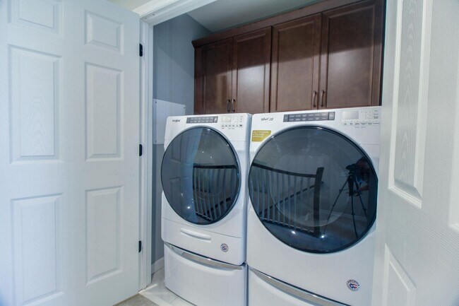 Building Photo - For Rent – Modern 3-Bedroom Townhome - Ava...