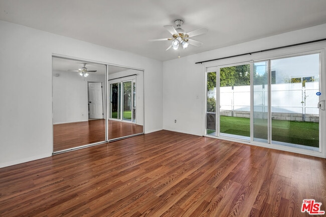 Building Photo - 922 S Bundy Dr